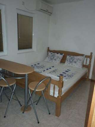 Гостевой дом Apartmans EMERALD Улцинь Четырехместный номер с ванной комнатой-15