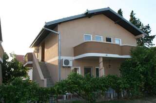 Гостевой дом Apartmans EMERALD Улцинь Четырехместный номер с ванной комнатой-8