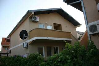 Гостевой дом Apartmans EMERALD Улцинь Четырехместный номер с ванной комнатой-9